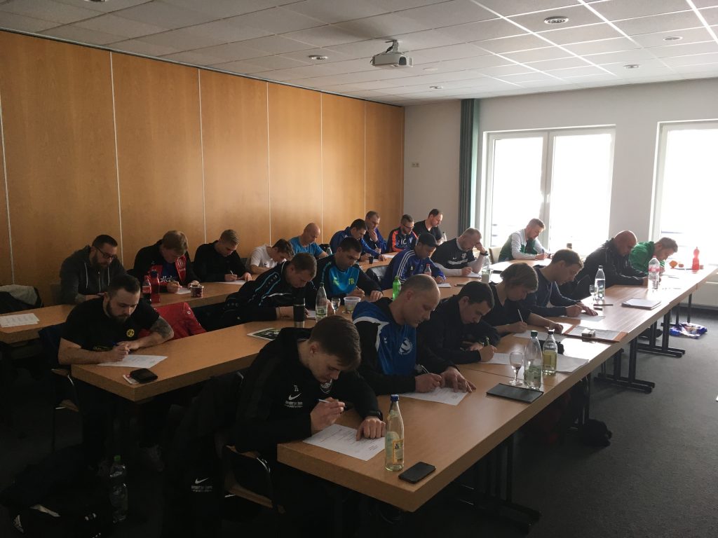 22 Teilnehmer beim Basislehrgang C-Lizenz des FVSL in der Sportschule des SFV