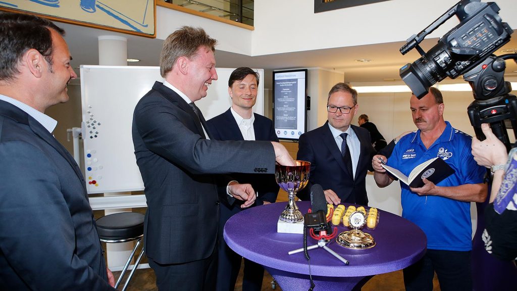 Frank Viereckl, Dirk Majetschak, Heiko Rosenthal, Hermann Winkler und Harry Schramm bei der Auslosung.