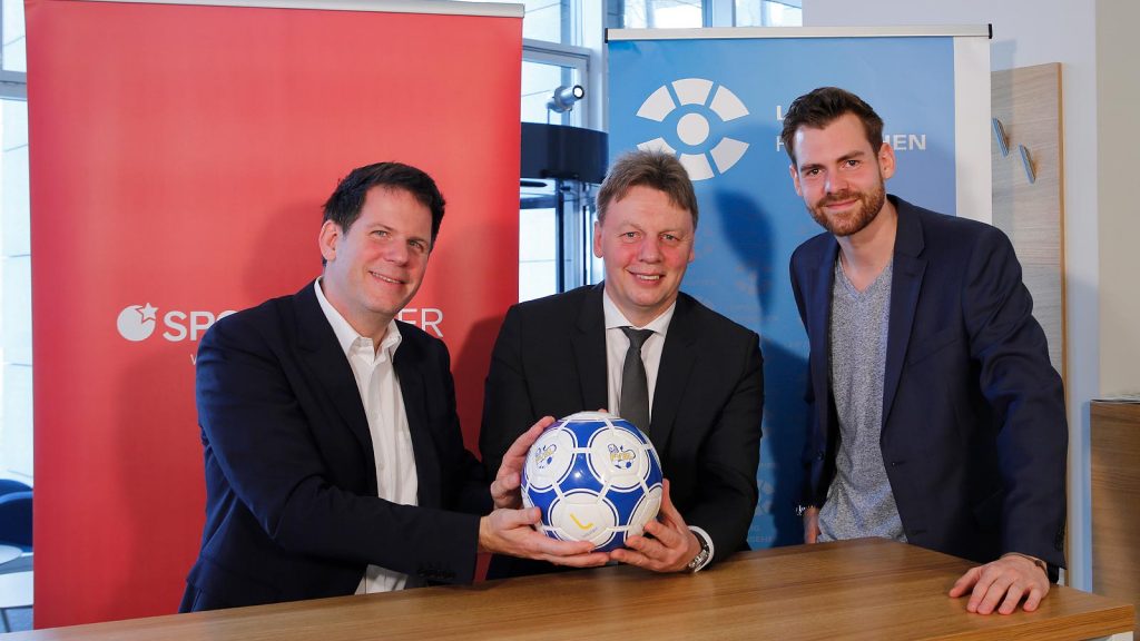 LVZ-Geschäftsführer Björn Steigert, FVSL-Präsident Dirk Majetschak und Moderator Norman Baumgartner bei der Aufzeichnung des SPORTBUZZER-Magazins.