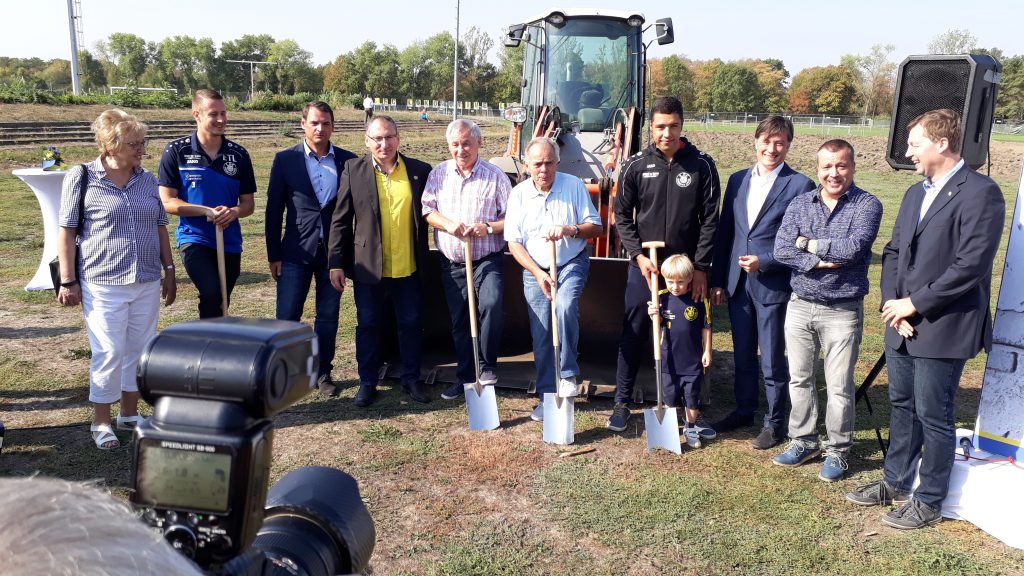 Erster Spatenstich für neuen Kunstrasenplatz beim 1. FC Lok