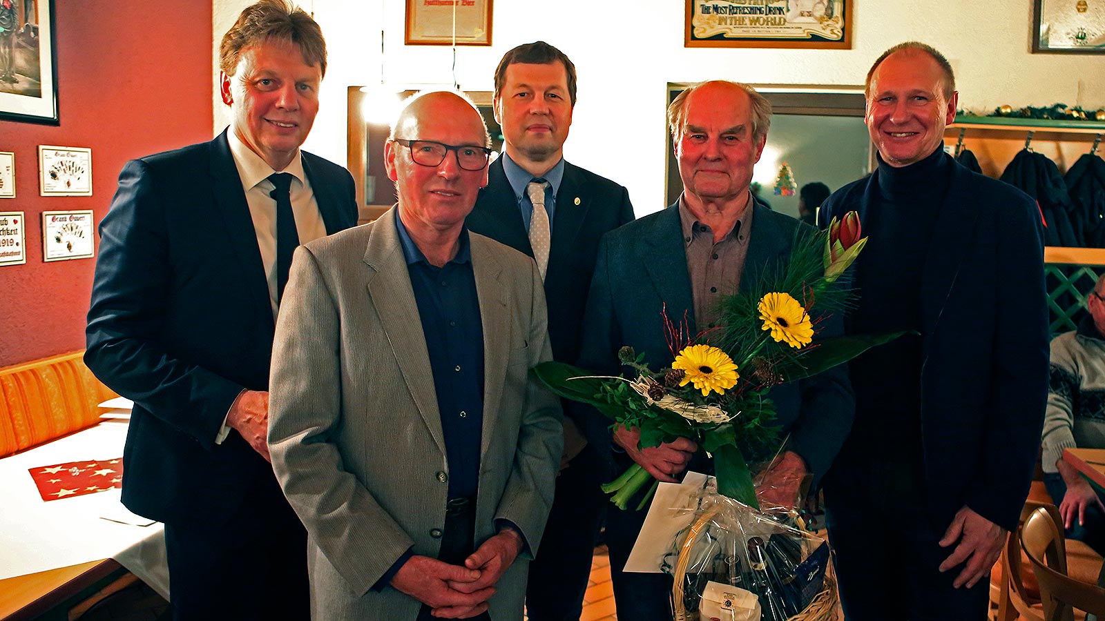 Helge Schmidt wurde mit der Goldenen Ehrennadel des Sächsischen Fußball-Verbandes geehrt. (Foto: Dirk Knofe/Sportbuzzer)