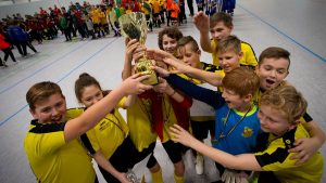 Die D-Junioren spielten am 13. Januar in Abtnaundorf im Rahmen des 6. LVZ-SPORTBUZZER-Cups um die Hallenmeistertitel des FVSL. (Foto: Alexander Prautzsch)