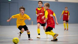 Die D-Junioren spielten am 13. Januar in Abtnaundorf im Rahmen des 6. LVZ-SPORTBUZZER-Cups um die Hallenmeistertitel des FVSL. (Foto: Alexander Prautzsch)