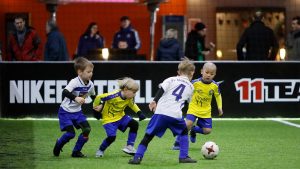 Die Bambini im Bereich des FVSL trugen am 9. Februar ihre HAllenendrunde im Rahmen des 6. LVZ-SPORTBUZZER-Cups aus. (Foto: Dirk Knofe)