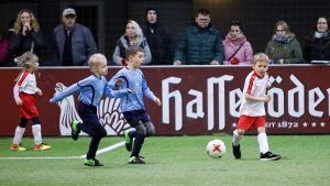 Die Bambini im Bereich des FVSL trugen am 9. Februar ihre HAllenendrunde im Rahmen des 6. LVZ-SPORTBUZZER-Cups aus. (Foto: Dirk Knofe)