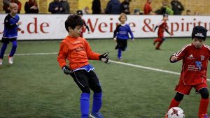 Die Bambini im Bereich des FVSL trugen am 9. Februar ihre HAllenendrunde im Rahmen des 6. LVZ-SPORTBUZZER-Cups aus. (Foto: Dirk Knofe)