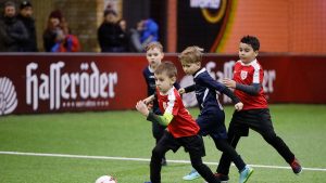 Die Bambini im Bereich des FVSL trugen am 9. Februar ihre HAllenendrunde im Rahmen des 6. LVZ-SPORTBUZZER-Cups aus. (Foto: Dirk Knofe)