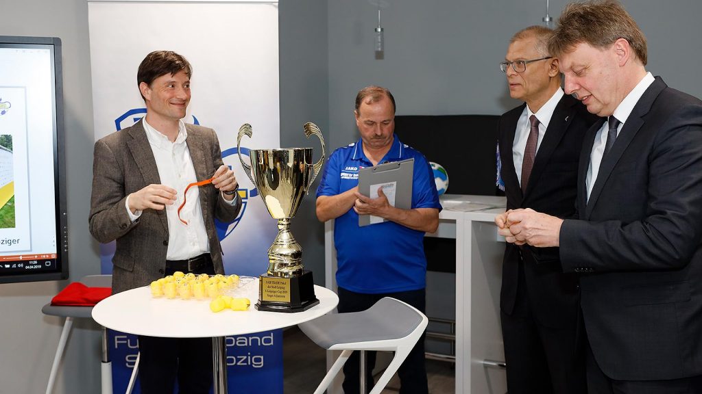 Am 4. April losten Dirk Majetschak (FVSL-Präsident), Heiko Rosenthal (Sportbürgermeister) und Volkmar Müller (Geschäftsführer Leipziger Gruppe) die Halbfinalpaarungen für den 8. Leipziger Cup aus. (Foto: Dirk Knofe)
