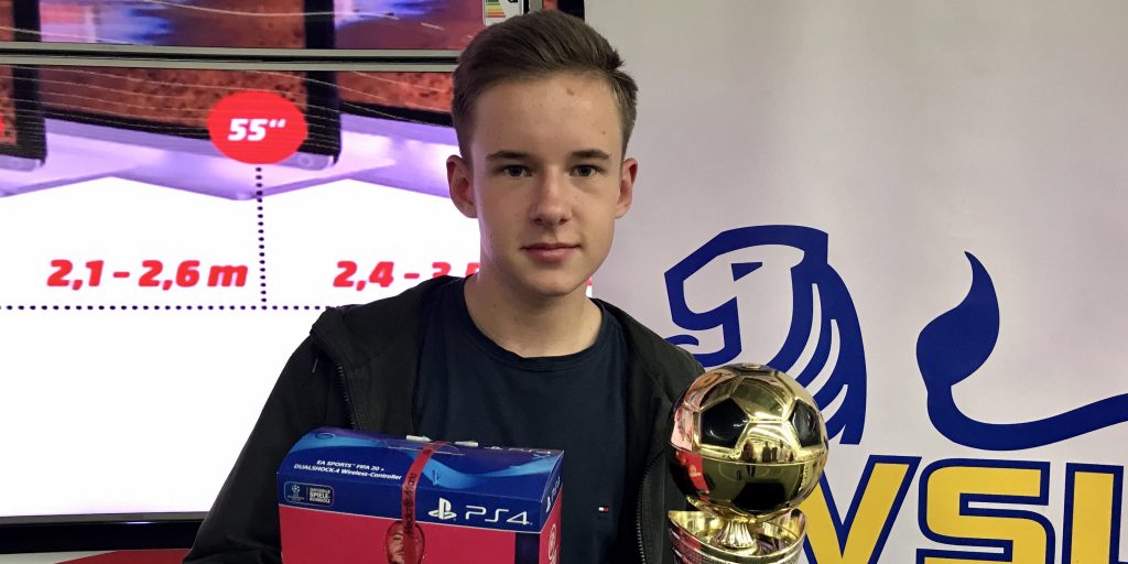 Adrian Mehnert holt sich zweiten eSoccer-Pokal des FVSL