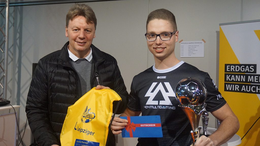 FVSL-Präsident Dirk Majetschak und Sieger Marcel Gramann. (Foto: FS)