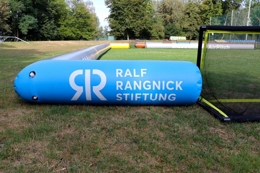 Neue Spielfelder für den Kinderfußball durch die Ralf Rangnick Stiftung an die Verbände übergeben