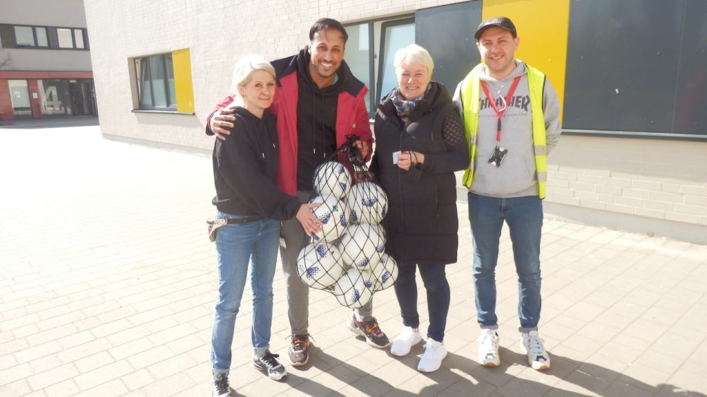 Fußballverband Stadt Leipzig e.V. übergibt fair gehandelte Fußbälle an Erstaufnahmeeinrichtung