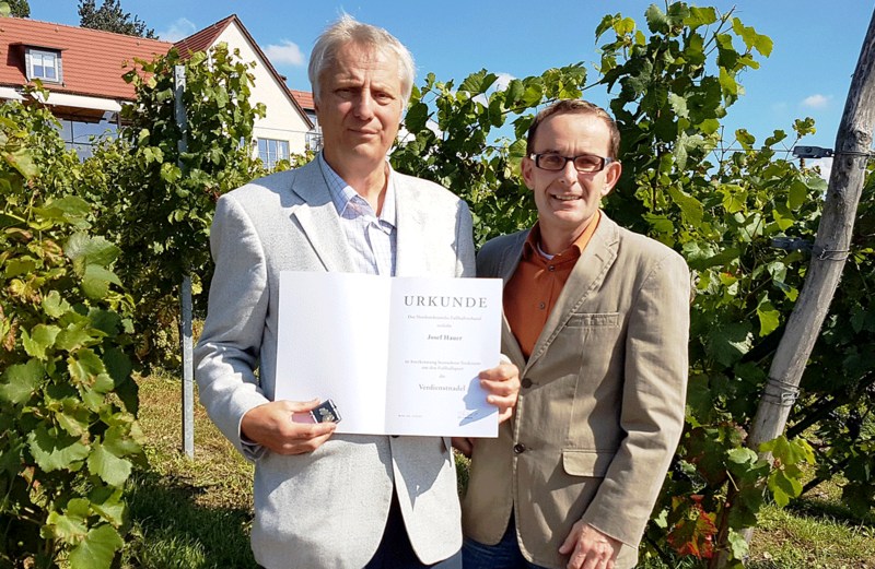 Auszeichung durch den FVSL für Schiedsrichter Josef Hauer